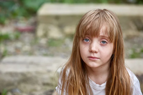 Retrato de niña vulnerable triste en callejón sucio, poca profundidad de campo . —  Fotos de Stock