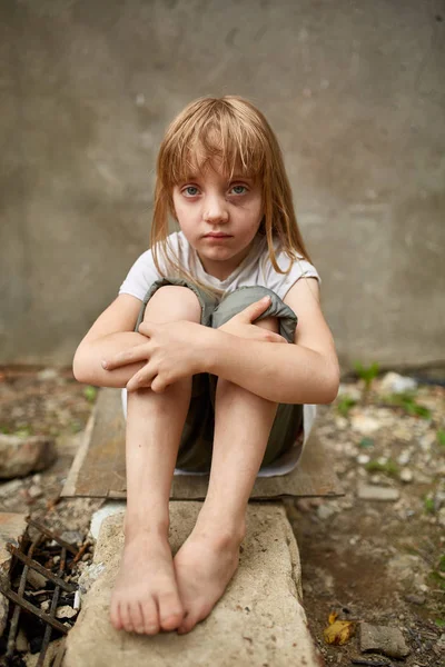 汚い路地 セレクティブ フォーカス フィールドの浅い深さで長いモジャモジャの髪のブロンドの女の子の孤児の写真 貧困と子供の顔に貧弱 強い少女 — ストック写真