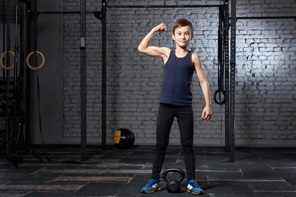 Eğitim ve spor. CrossFit spor salonunda evlat. Sağlıklı yaşam tarzı.
