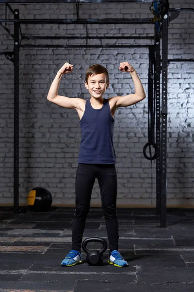 Opleiding en sport. Kid in crossfit fitnessruimte. Gezonde levensstijl. Rechtenvrije Stockafbeeldingen