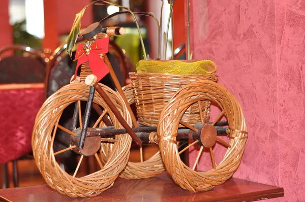 Kırmızı çiçekli sepetteki dekorasyon bisikleti