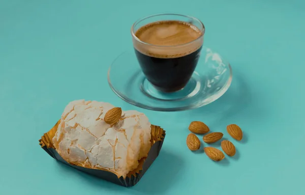 Kremalı kek ve bademli bir bardak sade kahve. Güzel kahvaltı..