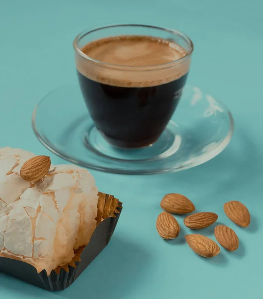 Kremalı kek ve bademli bir bardak sade kahve. Güzel kahvaltı..