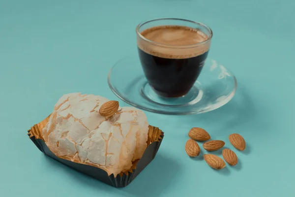 Kremalı kek ve bademli bir bardak sade kahve. Güzel kahvaltı..