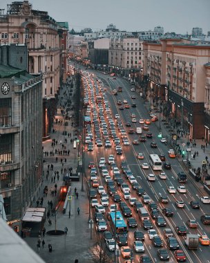 Moskova, Rusya 'da Tverskaya' da güzel bir şehir caddesi.