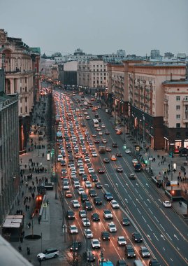 Moskova, Rusya 'da Tverskaya' da güzel bir şehir caddesi.