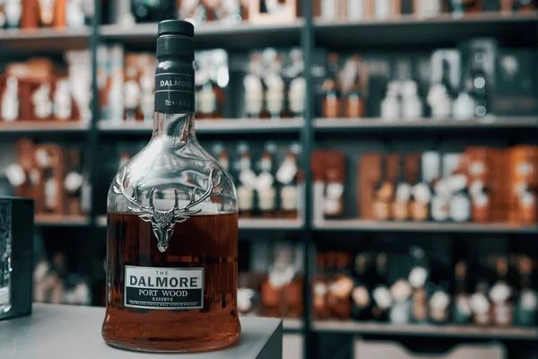 Krasnoyarsk, Rusya - 11 Ocak 2020: Viski alkollü içecek şişeleri içki dükkanında sergileniyor.