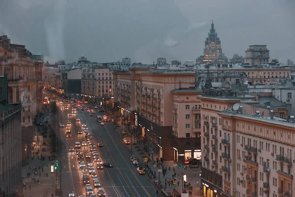 Moskova, Rusya 'da Tverskaya' da güzel bir şehir caddesi.