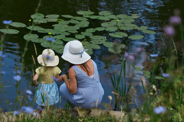 Annem ve iki yaşındaki kızı göletin kenarında oturuyorlar.
