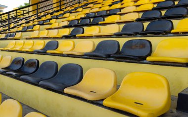Futbol Stadyumu, açık havada tribün koltuk boş tribünler geçici ülke şehir geçit inşaatı sarı