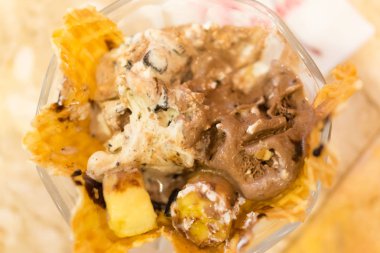 Üstten görünüm görüntü dondurma ve bulanık tablo arka plan cam bardakta muz defocused,