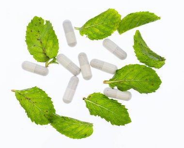 Beyaz tıp ve beyaz arka plan rengine ham nane,