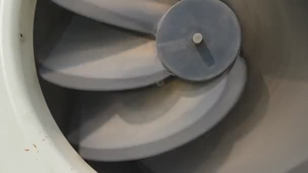 Большой Вентилятор Воздушный Компрессор Старый Ржавый Кондиционер Наружный Блок — стоковое видео