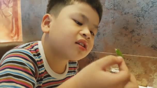 Χαριτωμένο Μικρό Αγόρι Τρώει Φρούτα Κεράσι Από Παγωτό Γυαλί Κύπελλο — Αρχείο Βίντεο