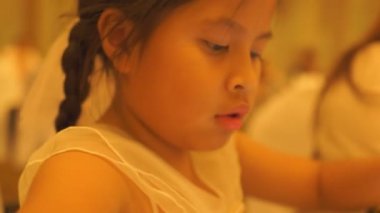 Şirin bir kız masada smartphone üzerinden müzik.