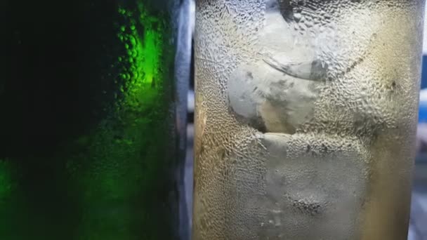 Alkohol Glas Auf Grünem Flaschenhintergrund — Stockvideo