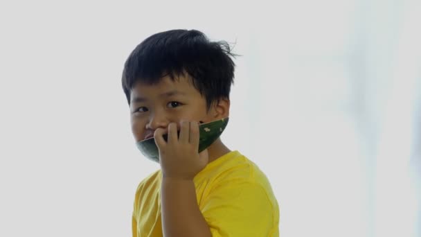 Nahaufnahme Porträt Asiatische Kleine Junge Essen Wassermelone — Stockvideo