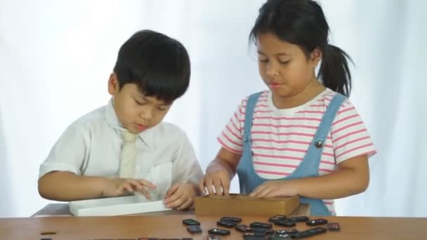 Primer Plano Los Niños Jugando Dominó Una Mesa Madera Sobre — Vídeos de Stock