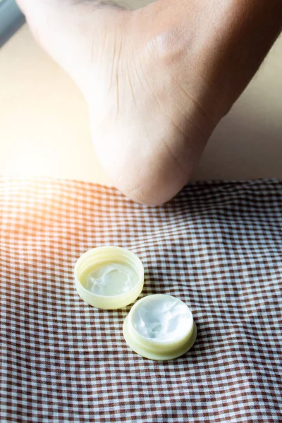 Desen Kumaş Bulanık Topuk Arka Plan Üzerinde Beyaz Kremi Tıpta — Stok fotoğraf