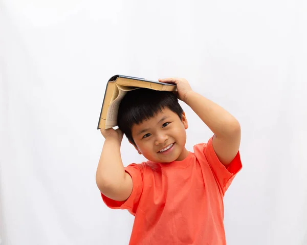 Kniha Hlavu Dítě Nosí Růžovou Látkou Bílém Pozadí Kid Usmívající — Stock fotografie