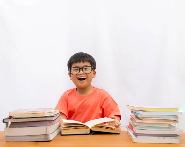 Malý Roztomilý Chlapec Čtení Tabulce Smát Bílém Pozadí — Stock fotografie
