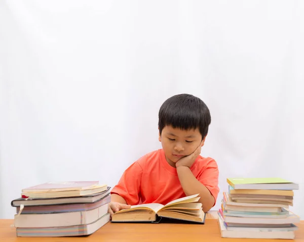 Cute Chłopiec Czytanie Książki Stół Białe Tło — Zdjęcie stockowe