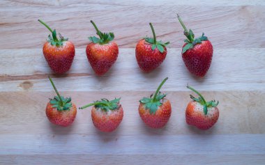 Ahşap desen arka plan üzerinde çilek,