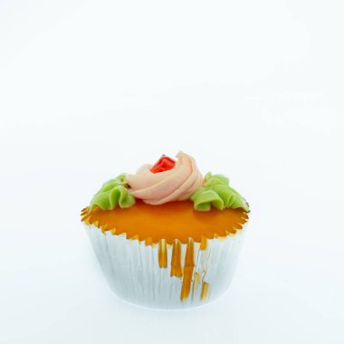 küp kek beyaz zemin üzerine,