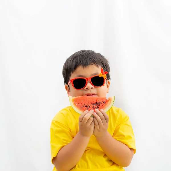 Lindo Niño Con Gafas Sol Con Celebración Sandía Sobre Fondo — Foto de Stock