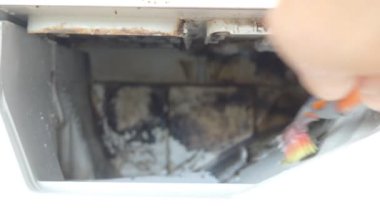 Çamaşır makinesi temizlemek için bir diş fırçası kullanın.