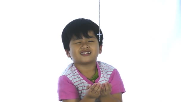Маленький Милий Хлопчик Щасливий Щоб Отримати Хрест — стокове відео