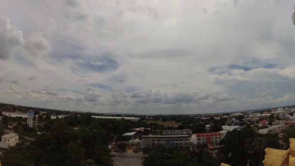 Ruchu Poklatkowego Chmury Przechodzą Miasto — Wideo stockowe