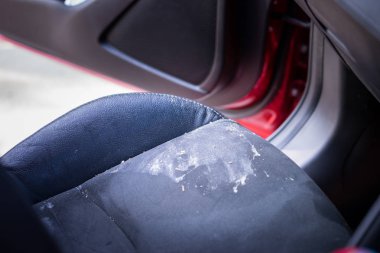 Kusma veya araba koltuğu ve tekerlek arabada kalan kusmuk.