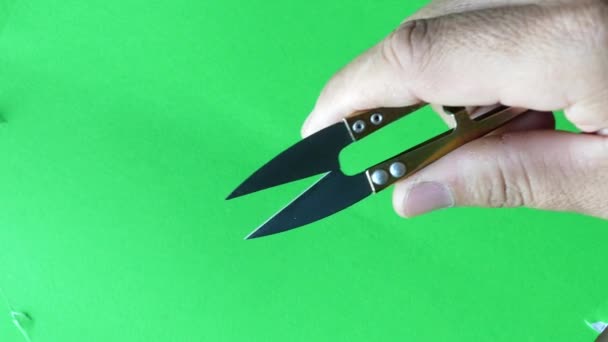 Ножницы Руке Зеленом Фоне Экрана — стоковое видео