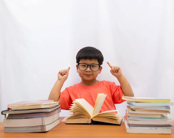Słodkie Azjatyckie Chłopiec Czytanie Gospodarstwa Białym Tle Palec — Zdjęcie stockowe