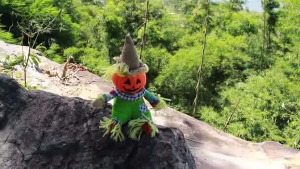 Bambola Halloween Seduta Sulla Roccia — Video Stock