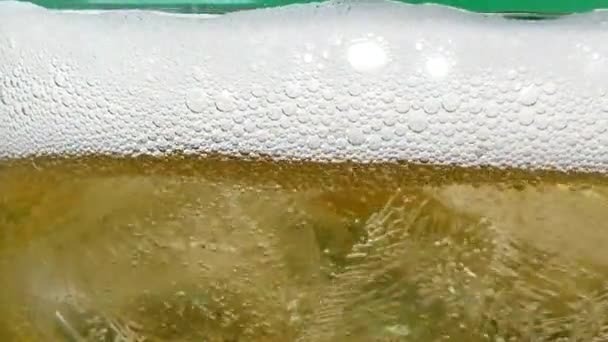 Μπύρα Φυσαλίδες Είναι Στο Γυαλί — Αρχείο Βίντεο