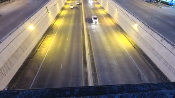 Timelapse 비디오 터널으로 도시에 자동차 — 비디오