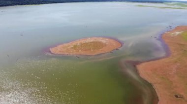 Nehir ve adanın nehrin ortasında.