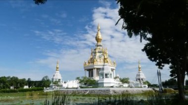 Pagoda Wat Mulk Setthi Tayland adlı arkasında Time-Lapse video bulutlar hareket,