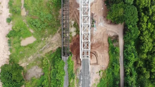 Top View Vídeo Slides Vídeo Alto Ângulo Através Ponte Rio — Vídeo de Stock