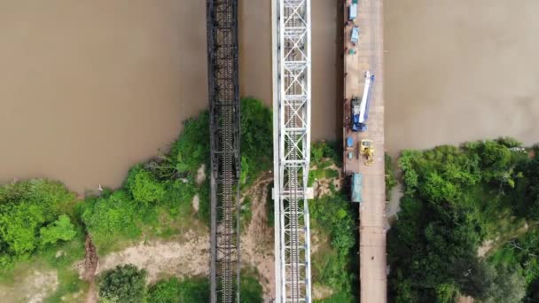 Video Alto Ángulo Desliza Través Del Puente Del Río — Vídeos de Stock