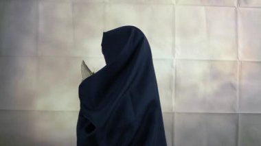 Asya şirin bir çocuk giyim uygun Cadılar Bayramı Cadılar Bayramı bebekle retro siyah arka plan üzerine,