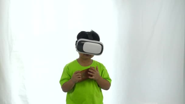 Ładny Chłopak Gra Przez Smartfona Noszenie Gogle Białym Tle — Wideo stockowe