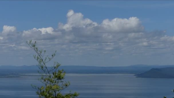 Білі Хмари Рухаються Через Річку Білі Хмари Небі — стокове відео
