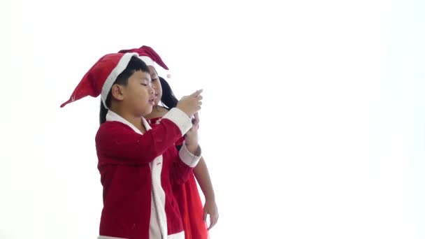 アジアのかわいい少年と少女サンタを身に着けているスーツに白い背景の上のスマート フォン Selfie — ストック動画