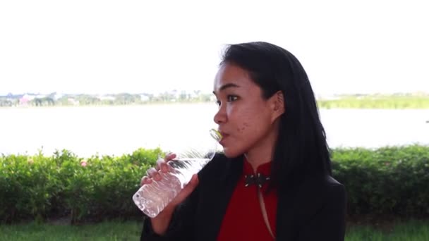 Ásia Bela Mulher Beber Água Parque — Vídeo de Stock