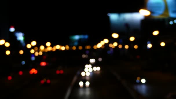 通りを走って車からの光 — ストック動画