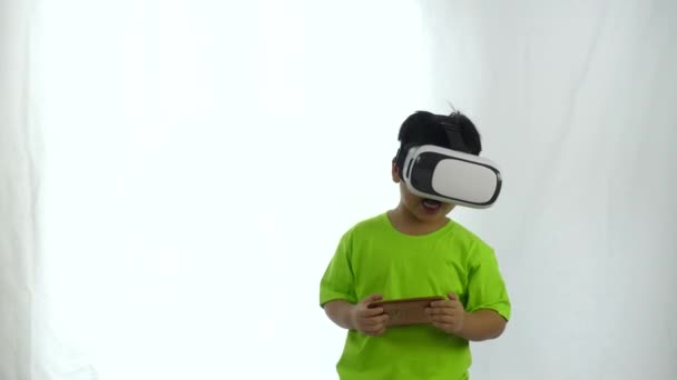 Słodkie Azjatyckie Chłopiec Nosi Szkła Grając Gry Smartfonie — Wideo stockowe
