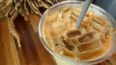 Kahve kupa, buzlu kahve masada plastik bir kap içinde enayi,